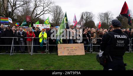 AFD Demonstration und Gegendemo im Düsseldorfer Zooviertel das Bündnis Düsseldorf stellt sich quer mobilisiert in Düsseldorf zu einer Demonstration gegen eine Kundgebung der AfD. 100 Anhänger der AfD gegen die geplante Errichtung einer Flüchtlingsunterkunft in der Nähe des Zooviertels. Nach Angaben der Polizei beteiligte sich rund 1,000 Menschen an der Gegendemonstration. Düsseldorf Deutschland Nordrhein-Westfalen / NRW *** AFD-Demonstration und Gegendemonstration im Düsseldorfer Zooviertel die Allianz Düsseldorf stellt sich quer in Düsseldorf mobilisiert Stockfoto