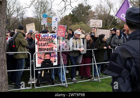 AFD Demonstration und Gegendemo im Düsseldorfer Zooviertel das Bündnis Düsseldorf stellt sich quer mobilisiert in Düsseldorf zu einer Demonstration gegen eine Kundgebung der AfD. 100 Anhänger der AfD gegen die geplante Errichtung einer Flüchtlingsunterkunft in der Nähe des Zooviertels. Nach Angaben der Polizei beteiligte sich rund 1,000 Menschen an der Gegendemonstration. Düsseldorf Deutschland Nordrhein-Westfalen / NRW *** AFD-Demonstration und Gegendemonstration im Düsseldorfer Zooviertel die Allianz Düsseldorf stellt sich quer in Düsseldorf mobilisiert Stockfoto