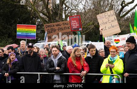 AFD Demonstration und Gegendemo im Düsseldorfer Zooviertel das Bündnis Düsseldorf stellt sich quer mobilisiert in Düsseldorf zu einer Demonstration gegen eine Kundgebung der AfD. 100 Anhänger der AfD gegen die geplante Errichtung einer Flüchtlingsunterkunft in der Nähe des Zooviertels. Nach Angaben der Polizei beteiligte sich rund 1,000 Menschen an der Gegendemonstration. Düsseldorf Deutschland Nordrhein-Westfalen / NRW *** AFD-Demonstration und Gegendemonstration im Düsseldorfer Zooviertel die Allianz Düsseldorf stellt sich quer in Düsseldorf mobilisiert Stockfoto