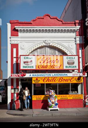 Gäste verlassen das legendäre Ben’s Chili Bowl Restaurant am U Street Corridor in Washington, D.C. Ben’s, das 1958 von Ben Ali gegründet wurde, ist ein Wahrzeichen der Nachbarschaft und serviert Präsidenten und Prominente ihre berühmten Halbräucher. Stockfoto