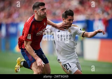 Nacho Vidal von CA Osasuna tritt am 16. März 2024 im El Sadar Stadion in Pamplona, Spanien, im LaLiga EA Sports Match zwischen CA Osasuna und Real Madrid CF mit Brahim Diaz von Real Madrid CF um den Ball an. Quelle: Cesar Ortiz Gonzalez/Alamy Live News Stockfoto