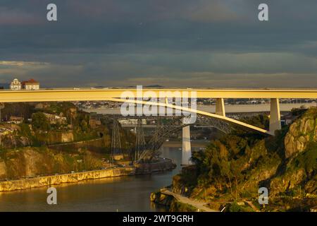 Stadtbrücken Architektur in der schönen und farbenfrohen Stadt Porto, Portugal Stockfoto