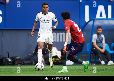 Rodrygo tritt mit dem Ball beim LaLiga EA Sports Spiel zwischen CA Osasuna und Real Madrid CF am 16. März 2024 im El Sadar Stadium in Pamplona, Spanien, gegen Real Madrid CF. Quelle: Cesar Ortiz Gonzalez/Alamy Live News Stockfoto