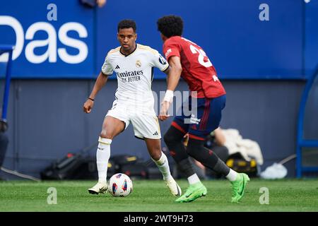 Rodrygo tritt mit dem Ball beim LaLiga EA Sports Spiel zwischen CA Osasuna und Real Madrid CF am 16. März 2024 im El Sadar Stadium in Pamplona, Spanien, gegen Real Madrid CF. Quelle: Cesar Ortiz Gonzalez/Alamy Live News Stockfoto