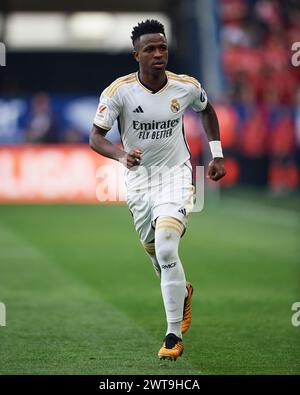 Vinicius Junior von Real Madrid CF sieht beim LaLiga EA Sports Spiel zwischen CA Osasuna und Real Madrid CF am 16. März 2024 im El Sadar Stadium in Pamplona, Spanien, an. Quelle: Cesar Ortiz Gonzalez/Alamy Live News Stockfoto