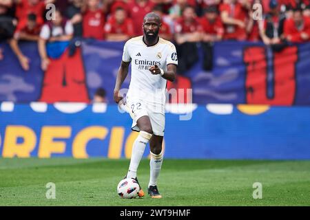 Antonio Rudiger von Real Madrid CF mit dem Ball beim LaLiga EA Sports Match zwischen CA Osasuna und Real Madrid CF im El Sadar Stadium am 16. März 2024 in Pamplona, Spanien. Quelle: Cesar Ortiz Gonzalez/Alamy Live News Stockfoto