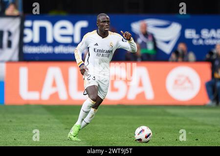 Ferland Mendy von Real Madrid CF mit dem Ball beim LaLiga EA Sports Match zwischen CA Osasuna und Real Madrid CF im El Sadar Stadium am 16. März 2024 in Pamplona, Spanien. Quelle: Cesar Ortiz Gonzalez/Alamy Live News Stockfoto