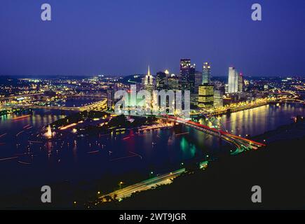 Blick auf die Innenstadt von Pittsburgh bei Sonnenuntergang vom Mt. Washington während der jährlichen Three Rivers Regatta; Pennsylvania; USA Stockfoto