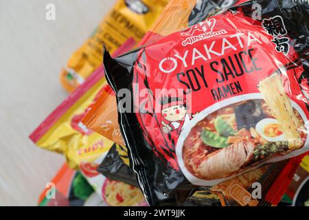 KIEW, UKRAINE - 31. OKTOBER 2023 viele Packungen Instant-Nudeln für schnelles Kochen von verschiedenen Marken und Herstellern aus nächster Nähe Stockfoto