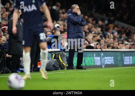 LONDON, Großbritannien - 16. März 2024: Tottenham Hotspur Head Coach Ange Postecoglou sieht beim Premier League Spiel zwischen Fulham FC und Tottenham Hotspur FC im Craven Cottage an (Credit: Craig Mercer/ Alamy Live News) Stockfoto