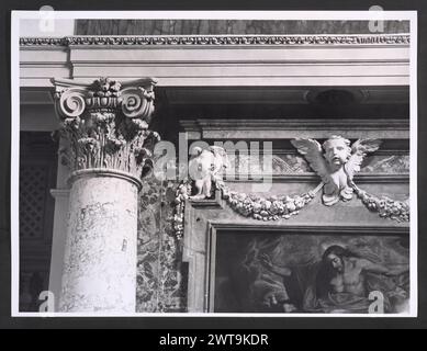 Umbria Perugia Spoleto S. Ansano5. Hutzel, Max 1960-1990 Außenansicht: Neoklassizistische Fassade (17. Jahrhundert) mit griechischen korinthischen Kapitellen; Hochreliefskulptur der Madonna und des Kindes mit Heiligen über dem Portal; Kreuzgang (15. Jahrhundert). Blick auf das neoklassizistische Interieur: Tonnengewölbedecke, römische Kompositkapitelle des Hauptaltars, Altargemälde. Blick auf die Krypta S. Isacco (8. Jahrhundert): Römische Säulen und frühromanische Kapitelle; Fresken (11.-12. Jahrhundert) aus dem Leben Christi, Märtyrer, Mönche und Heiligen, einschließlich S. Isacco und St. Martial. Antiquitäten: Links von S Stockfoto