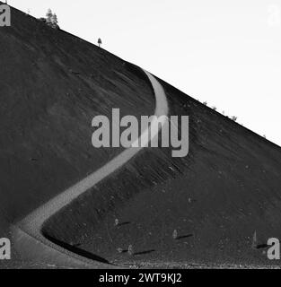 Graustufen des Cinder Cone Trail, der sich bis zum Peak im Lassen Volcanic National Park schlängelt Stockfoto