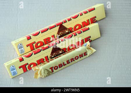 KIEW, UKRAINE - 31. OKTOBER 2023 gelbe Toblerone Schokoladenriegel. Toblerone entstand um 1908 in der Schweiz und wurde von Theodor Tobler gegründet Stockfoto