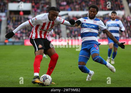 Sunderlands Romaine Mundle versucht unter dem Druck von Kenneth Paal während des Sky Bet Championship-Spiels zwischen Sunderland und Queens Park Rangers im Stadium of Light, Sunderland, am Samstag, den 16. März 2024, ein Kreuz zu schlagen. (Foto: Michael Driver | MI News) Credit: MI News & Sport /Alamy Live News Stockfoto