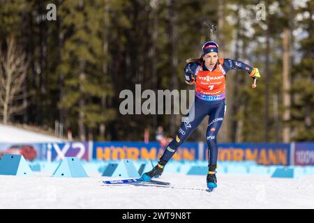 Canmore, Alberta, Kanada. März 2024. Lisa Vittozzi aus Italien in Aktion während des 10 km langen Verfolgungswettbewerbs der Frauen beim BMW IBU World Cup Biathlon 2024 Canmore. Quelle: Jozef Karoly/Alamy Live News. Stockfoto