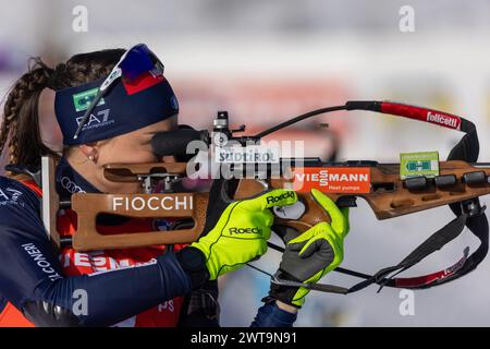 Canmore, Alberta, Kanada. März 2024. Lisa Vittozzi aus Italien in Aktion während des 10 km langen Verfolgungswettbewerbs der Frauen beim BMW IBU World Cup Biathlon 2024 Canmore. Quelle: Jozef Karoly/Alamy Live News. Stockfoto