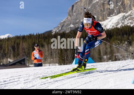 Canmore, Alberta, Kanada. März 2024. Lou Jeanmonnot aus Frankreich in Aktion beim 10 km langen Verfolgungsrennen der Frauen beim BMW IBU World Cup Biathlon 2024 Canmore. Quelle: Jozef Karoly/Alamy Live News. Stockfoto