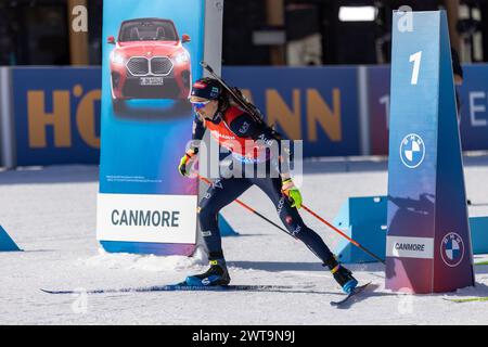 Canmore, Alberta, Kanada. März 2024. Lisa Vittozzi aus Italien beim Start des 10 km langen Verfolgungswettbewerbs der Frauen beim BMW IBU World Cup Biathlon 2024 Canmore. Quelle: Jozef Karoly/Alamy Live News. Stockfoto