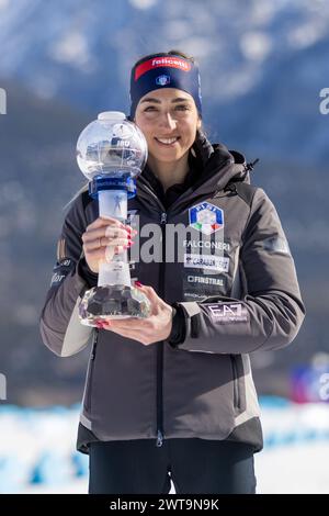 Canmore, Alberta, Kanada. März 2024. Lisa Vittozzi aus Italien Eisbräte mit der Trophäe Crystal Globe, BMW IBU World Cup Biathlon 2024 Canmore. Quelle: Jozef Karoly/Alamy Live News. Stockfoto