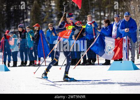 Canmore, Alberta, Kanada. März 2024. Lisa Vittozzi aus Italien in Aktion während des 10 km langen Verfolgungswettbewerbs der Frauen beim BMW IBU World Cup Biathlon 2024 Canmore. Quelle: Jozef Karoly/Alamy Live News. Stockfoto