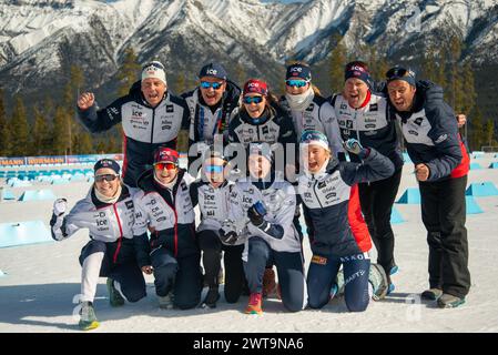 Canmore, Alberta, Kanada. März 2024. Norwegischer Damen Biathlon Tam feiert mit der Trophäe Crystal Globe, BMW IBU World Cup Biathlon 2024 Canmore. Quelle: Jozef Karoly/Alamy Live News. Stockfoto