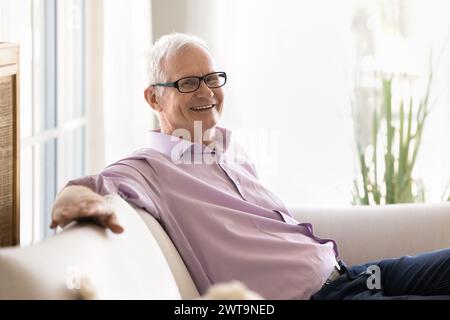 Porträt eines älteren Mannes mit Brille, der in die Kamera blickt Stockfoto