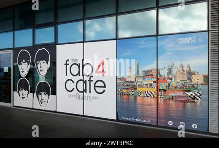 Vinylfenster auf dem Gebäude von Mersey Ferries, die die Gesichter der 4 Beatles und der Mersey Ferry darstellen und für das Fab 4 Cafe werben Stockfoto