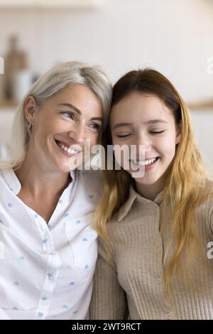 Vertikale Aufnahme der schönen Mutter und der Teenager-Tochter Stockfoto