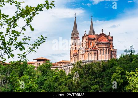 Basilika Santa Maria la Real de Covadonga, Rückansicht des Tempels, Cangas de Onis. Stockfoto