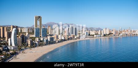 Benidorm, Spanien; 12. März 2024: Skyline des Strands von Poniente im Panorama von Benidorm Stockfoto