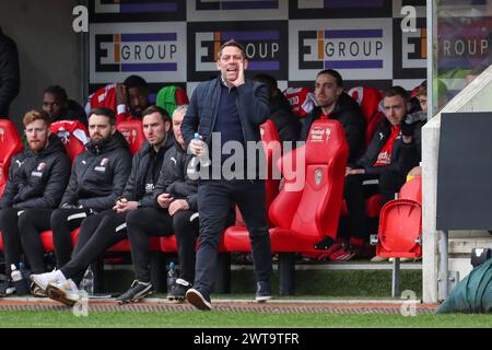 Rotherham, Großbritannien. März 2024. Rotherham United Manager Leam Richardson Gesten während des Spiels Rotherham United FC gegen Huddersfield Town AFC SKY Bet EFL Championship im Aesseal New York Stadium, Rotherham, England, Großbritannien am 16. März 2024 Credit: Every Second Media/Alamy Live News Stockfoto