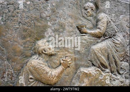 Die Qual Jesu im Garten – das erste schmerzhafte Geheimnis des Rosenkranzes. Eine Reliefskulptur auf dem Berg Podbrdo (der Hügel der Erscheinungen) in Medjugorje. Stockfoto