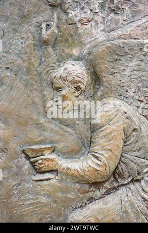 Die Qual Jesu im Garten – das erste schmerzhafte Geheimnis des Rosenkranzes. Eine Reliefskulptur auf dem Berg Podbrdo (der Hügel der Erscheinungen) in Medjugorje. Stockfoto