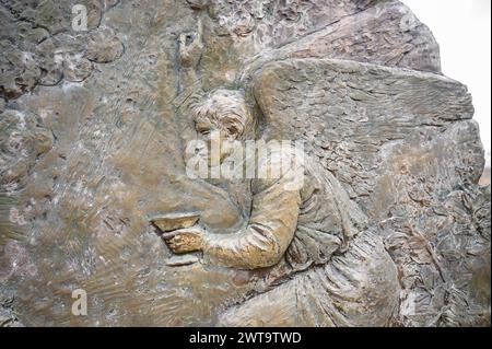 Die Qual Jesu im Garten – das erste schmerzhafte Geheimnis des Rosenkranzes. Eine Reliefskulptur auf dem Berg Podbrdo (der Hügel der Erscheinungen) in Medjugorje. Stockfoto