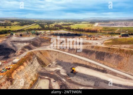 Erdbewegungswagen bewegen Boden am Boden der Schwarzkohlemine in der Region Hunter Valley in Australien. Stockfoto