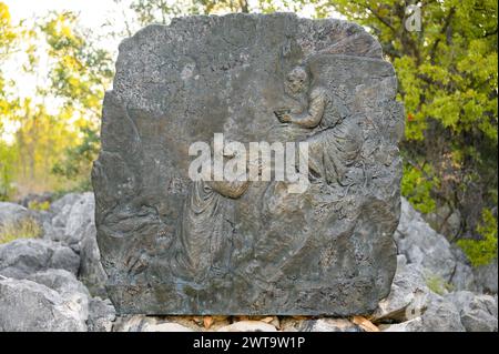 Die Qual Jesu im Garten – das erste schmerzhafte Geheimnis des Rosenkranzes. Eine Reliefskulptur auf dem Berg Podbrdo (der Hügel der Erscheinungen) in Medjugorje. Stockfoto