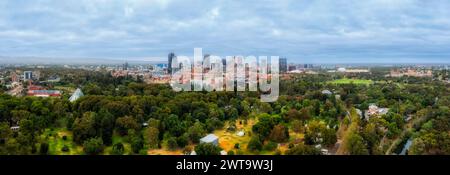 Panoramablick auf die Skyline von Adelaide City CBD architektonische Wahrzeichen in South Australia - Luftbild der Stadt. Stockfoto