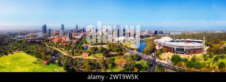 Skyline von Adelaide City in South Australia am Torrens River. Stockfoto