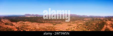 Weite Landschaftspucke von Distaint Wilpena Pound im australischen Naturpark Flinders Ranges. Stockfoto