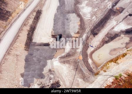 Boden der Schwarzkohlemine im Tagebau in der Region Hunter Valley in Australien - von oben nach unten aus der Luft. Stockfoto