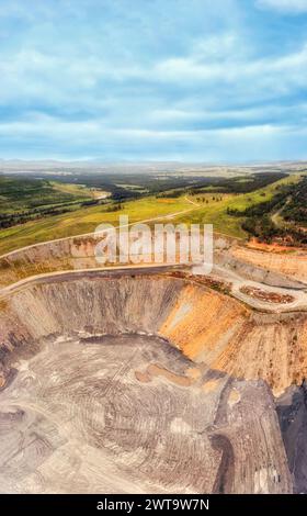 Schwarzkohlebergwerk im Hunter Valley in Australien – Luftpanorama. Stockfoto