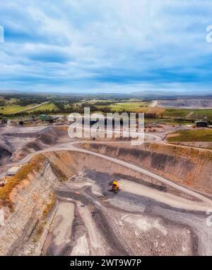 Boden der Tagebaugrube in der Nähe von Singleton im Hunter Valley in Australien – vertikales Panorama. Stockfoto