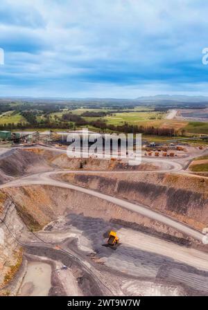 Lkw in der Schwarzkohlemine in der Nähe von Singleton im Hunter Valley in Australien - vertikales Panorama. Stockfoto