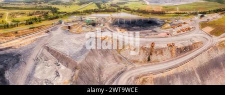 Schwarzkohlebergwerk Ashton in der Region Hunter Valley in Australien - Panorama von oben nach unten. Stockfoto