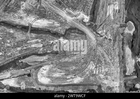 Abstrakter Schwarzweißblick von oben nach unten über den Boden der Schwarzkohlemine im Hunter Valley in Australien. Stockfoto