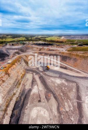 Boden des Tagebaues Schwarzkohlebergwerk in der Nähe von Singleton im Hunter Valley in Australien - vertikales Panorama aus der Luft. Stockfoto