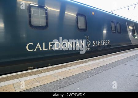 London, England - 15. März 2024 Caledonian Sleeper Train am Bahnsteig am Bahnhof Euston in London Stockfoto