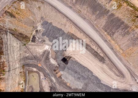 Boden der Schwarzkohlemine im Hunter Valley in Australien – von oben nach unten aus der Luft. Stockfoto