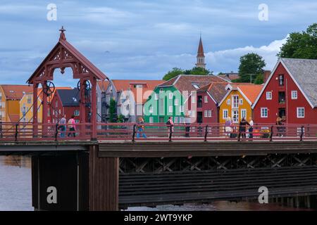 Trondheim, Norwegen - 13. Juli 2023: Berühmte hölzerne Häuser und Altstadtbrücke Stockfoto