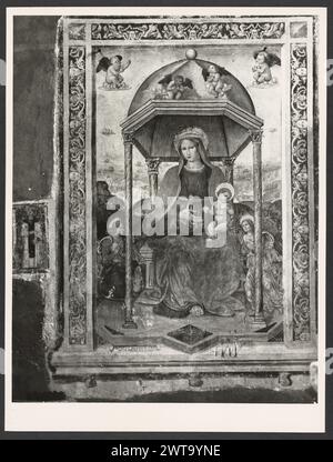 Umbria Terni Ferentillo Abbazia di S. Pietro in Valle1. Hutzel, Max 1960-1990 die Abtei wurde an dem Ort gegründet, an dem die beiden Eremiten Lazzaro und Giovanni im 6. Jahrhundert lebten. Sie wurde vom Herzog von Spoleto Faroaldo II. Gegründet Das Kirchenschiff ist insofern einzigartig, als es nach Osten ausgerichtet ist. Die Kirche wurde im 10. Und 11. Jahrhundert rekonstruiert und 1931 vollständig restauriert. Zu den Fotos gehören Außenansicht, Blick auf den Innenhof, Fresken, Sarkophage und Reliefskulpturen. Ikonographie enthält Madonna und Kind mit St. Peter und Paul, Christus in einer Mandorla, S. Stockfoto